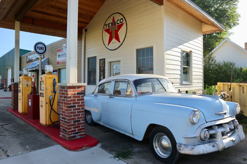 Old Shell Station in Williamsville, Illinois