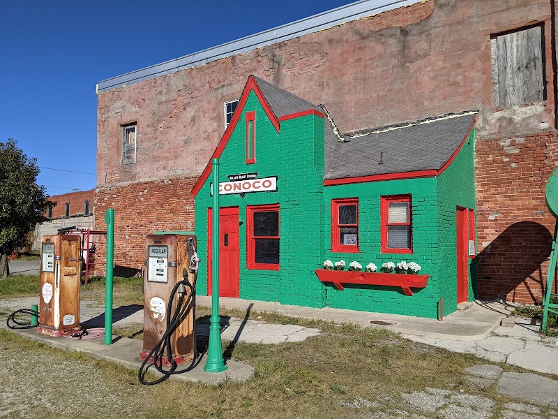 Allen's Conoco Fillin' Station in Commerce, Oklahoma