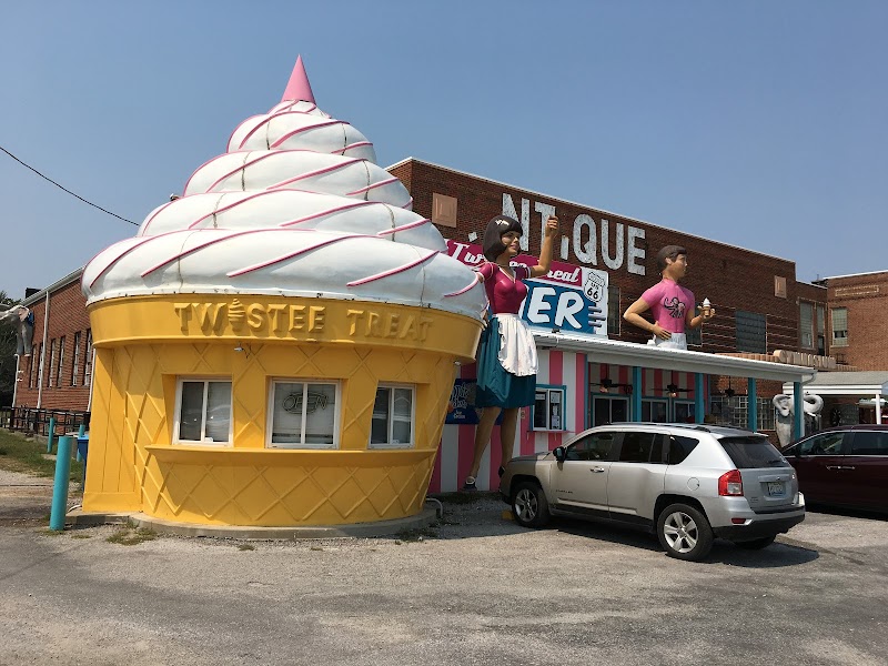 Pink Elephant Antique Mall in Livingston, Illinois